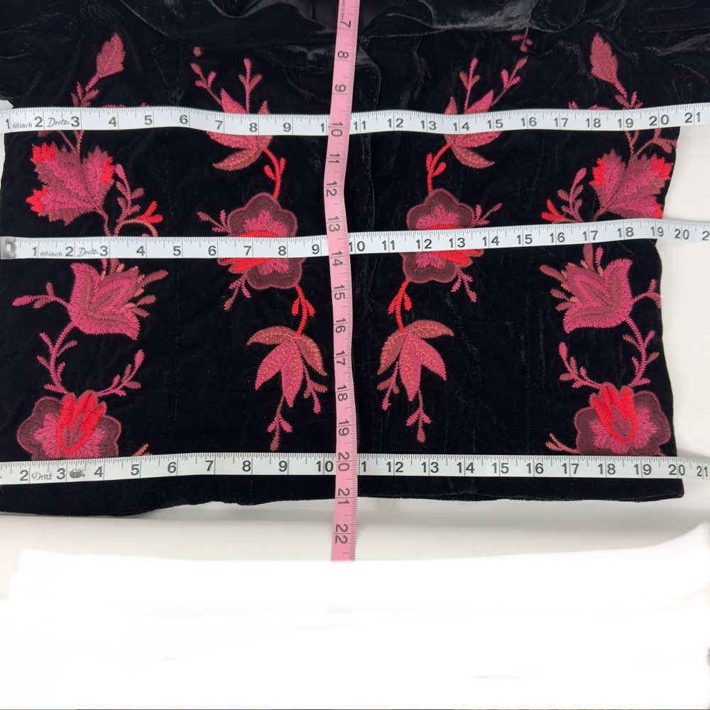 Anthropologie ETT:TWA Embroidered Black Velvet Jacket w Red & Pink Flowers sz L - Picture 5 of 10